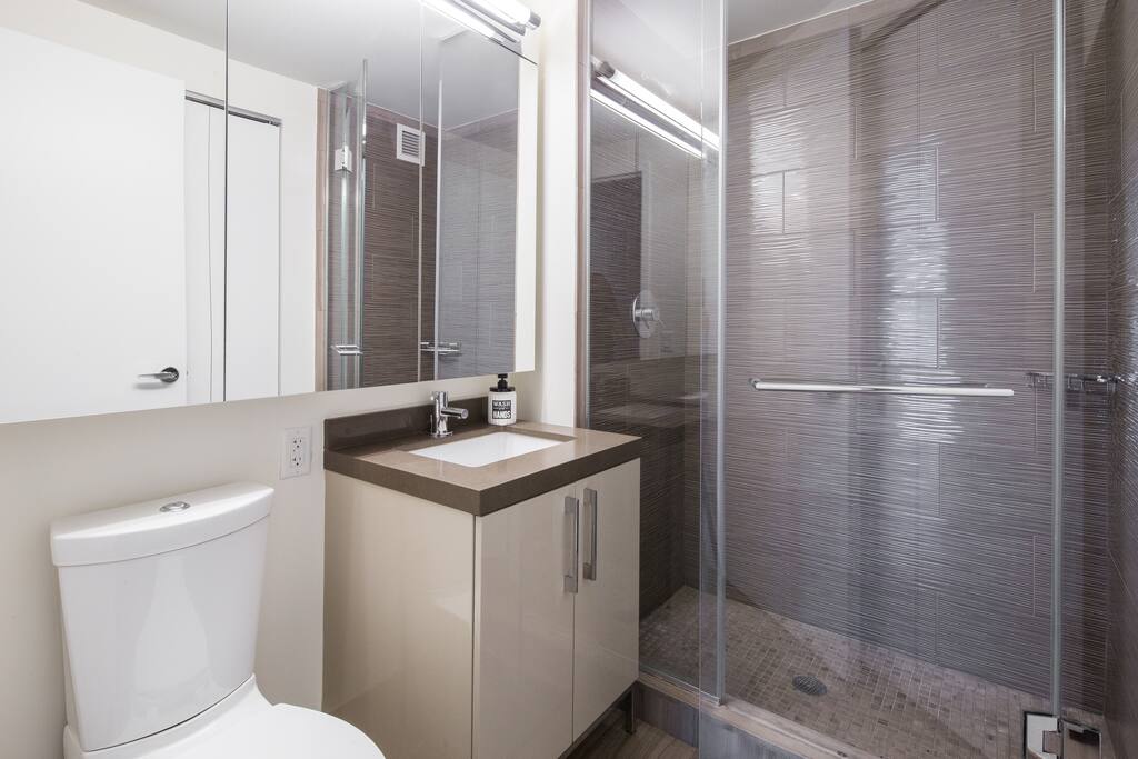Bathroom with shower plate
Baño con plato de ducha