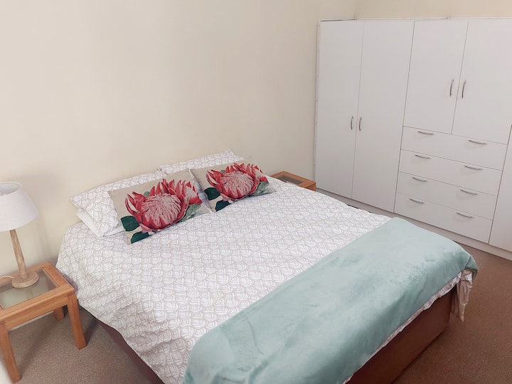 Cama tamaño queen y mucho espacio en el armario