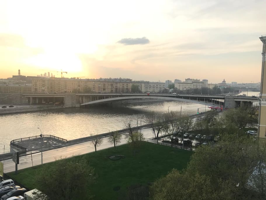 Вид на Кремль и храм Христа спасителя