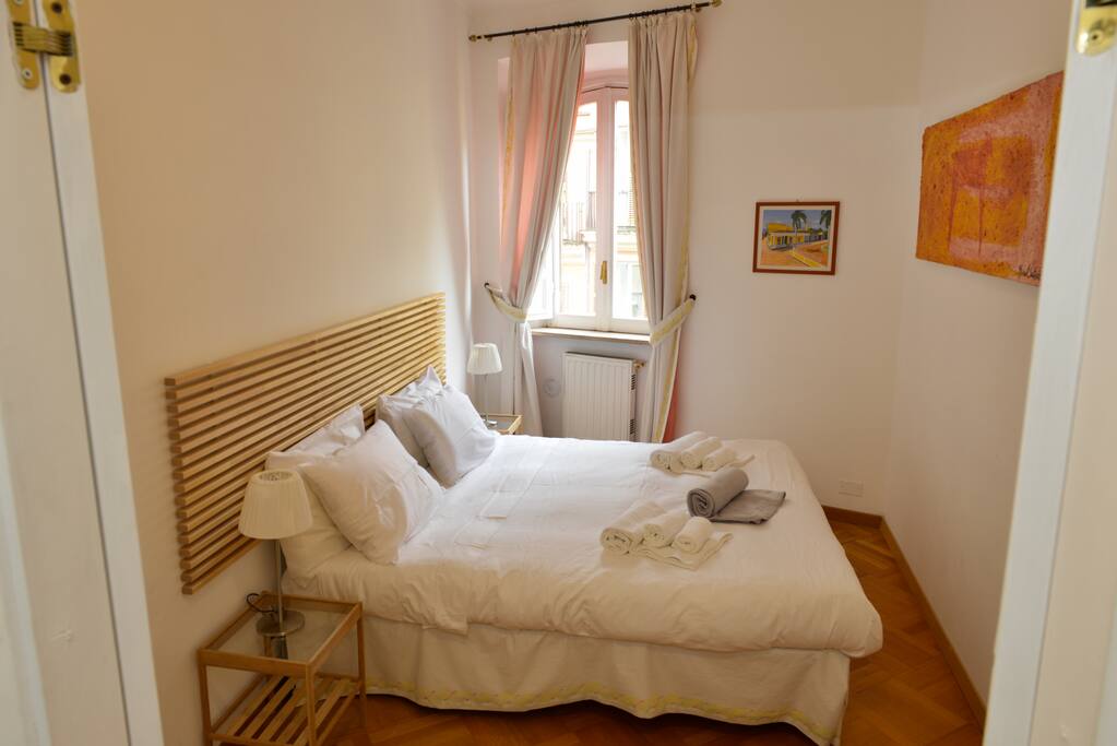 Brand new 2-BR unit in heart of Roma! Super comfortable beds with brand new linens, comforters, towels and pillows. HDTV with Netflix, apartment can sleep 8 guests and is conveniently in one of the best locations in Rome!