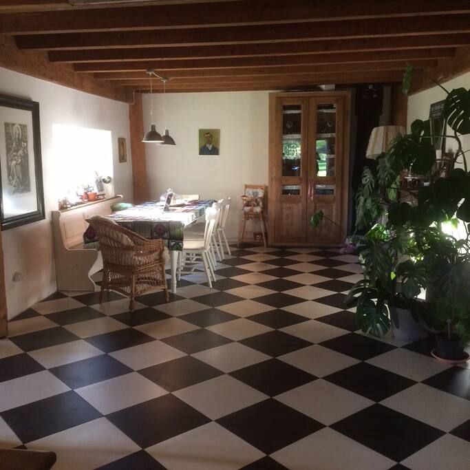La grande cuisine salle a manger de 48 m carré avec monstera.