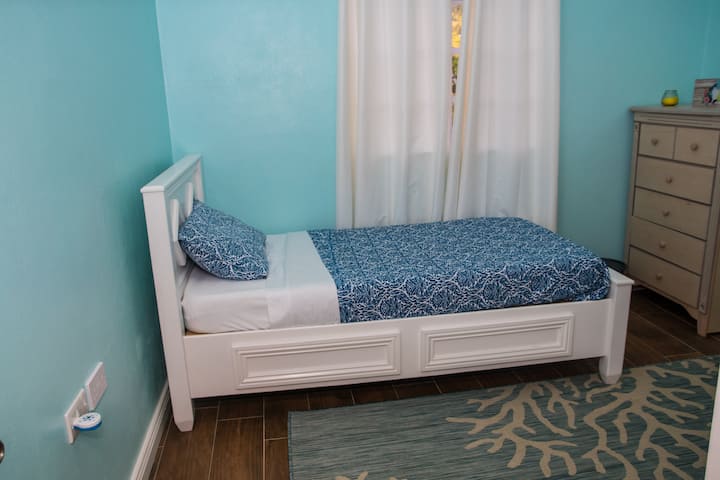 Schlafzimmer #2 (Einzel- und Etagenbetten)