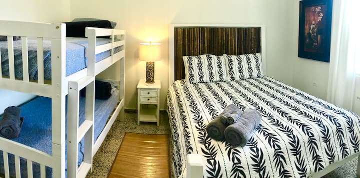 Обща спалня 1 Двойно легло тип Куин плюс двуетажно легло 