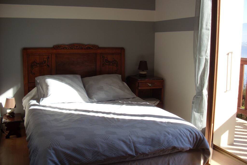 la chambre lit double avec balcon vue sur le lac
