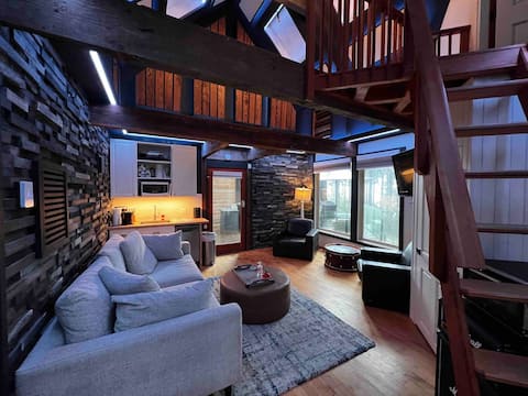 Engineer's Cabin | King Loft & Hot Tub with views