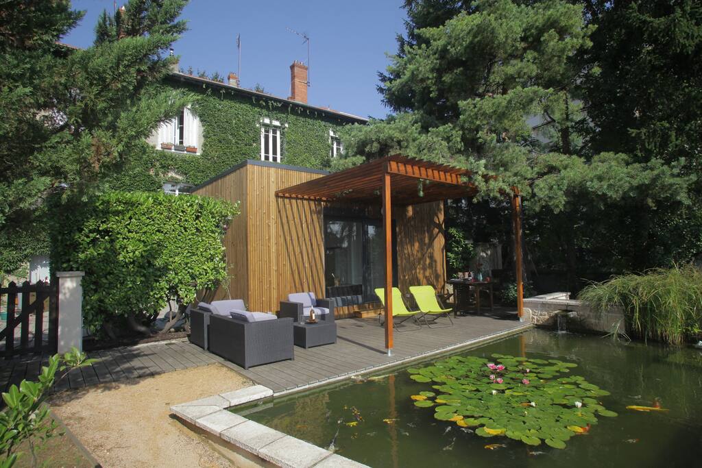 Le chalet est indépendant de la maison et dispose d'une place de parking fermé à l'arrière