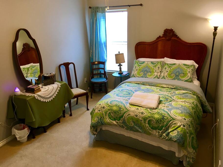Wide view of the Vintage room