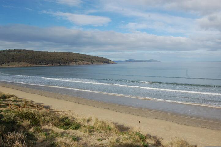 Carlton Beach Holiday House – beachfront/views