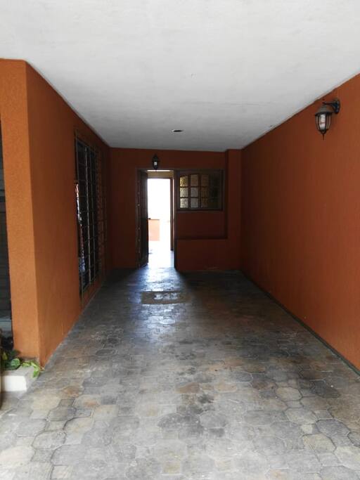 Entrada a la cocina y habitaciones