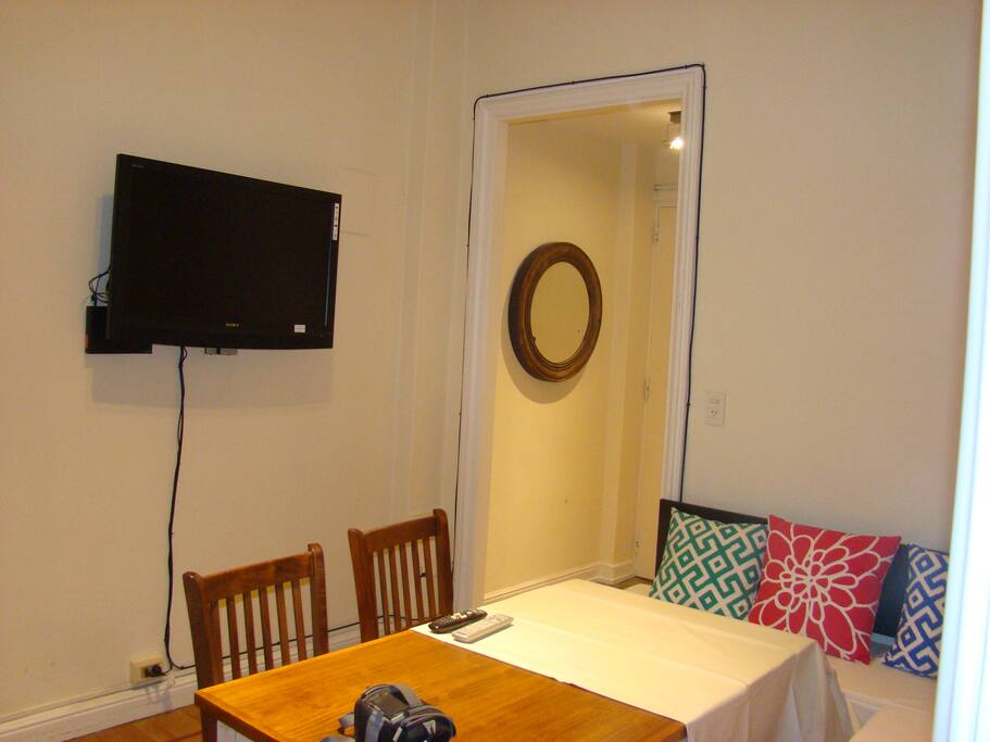 Comedor con mesa para 8 con TV y Cable