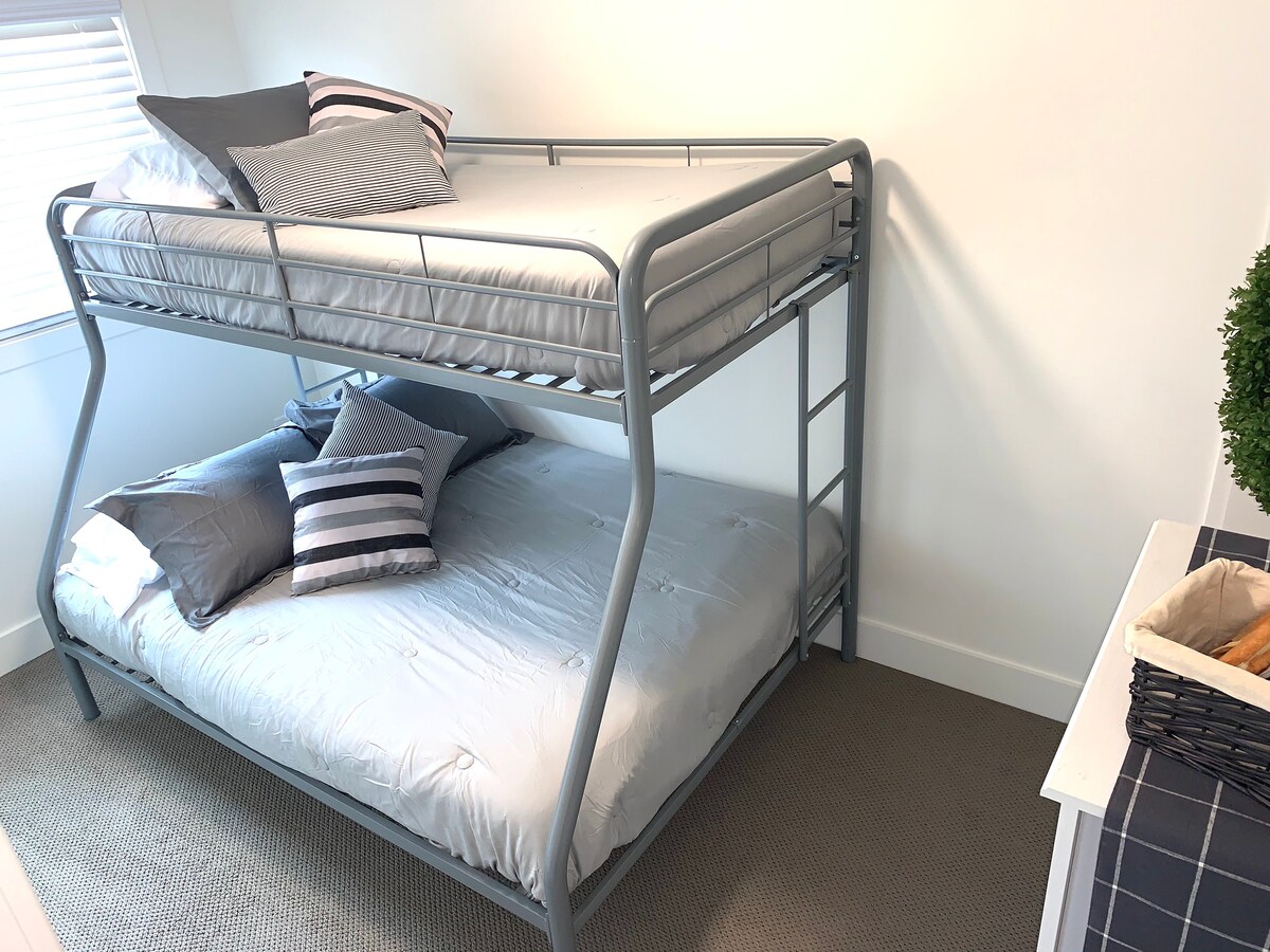 Dječja spavaća soba, ormar s igrama, knjigama i igračkama. 