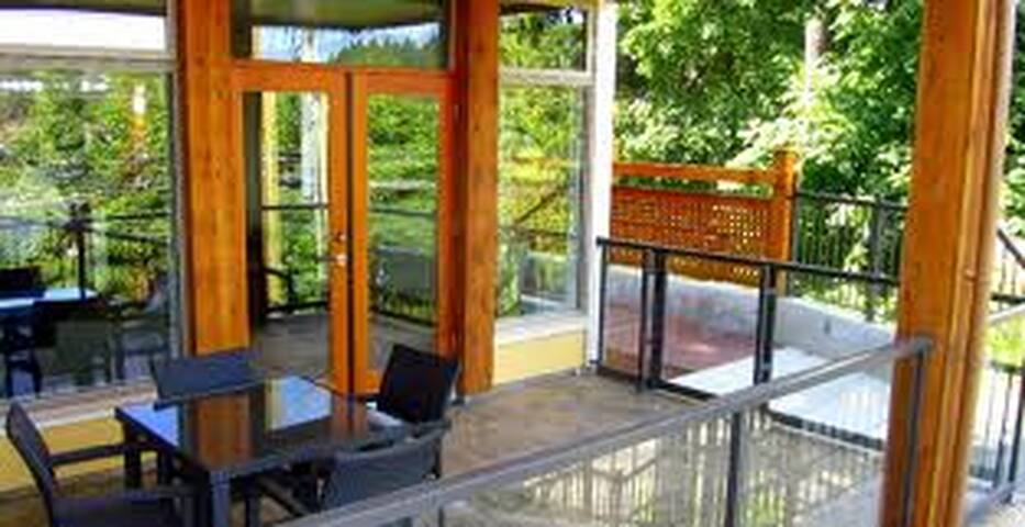 Ocean View Apartment Salt Spring Island – Unit 203 gallery image 2