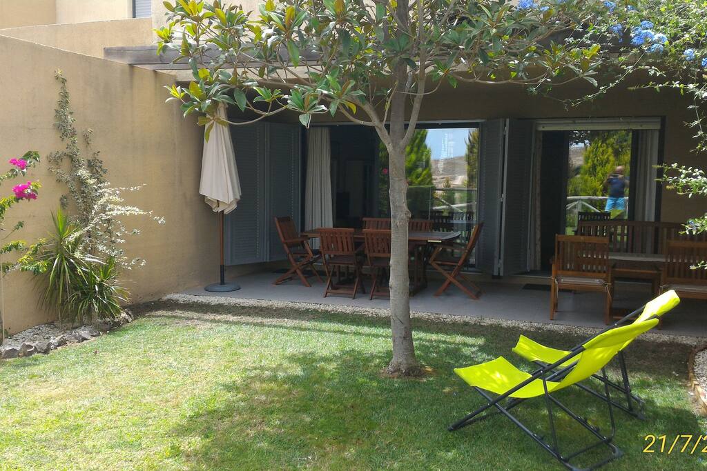 Desayuno en el Jardin
