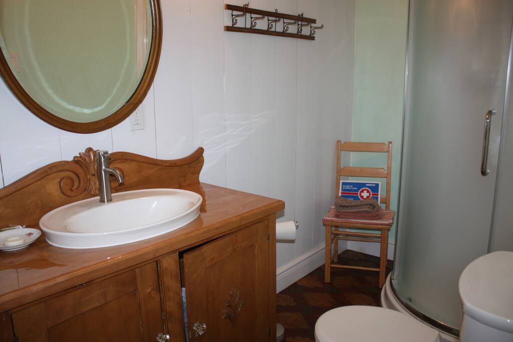Salle de toilette et grande douche au premier étage