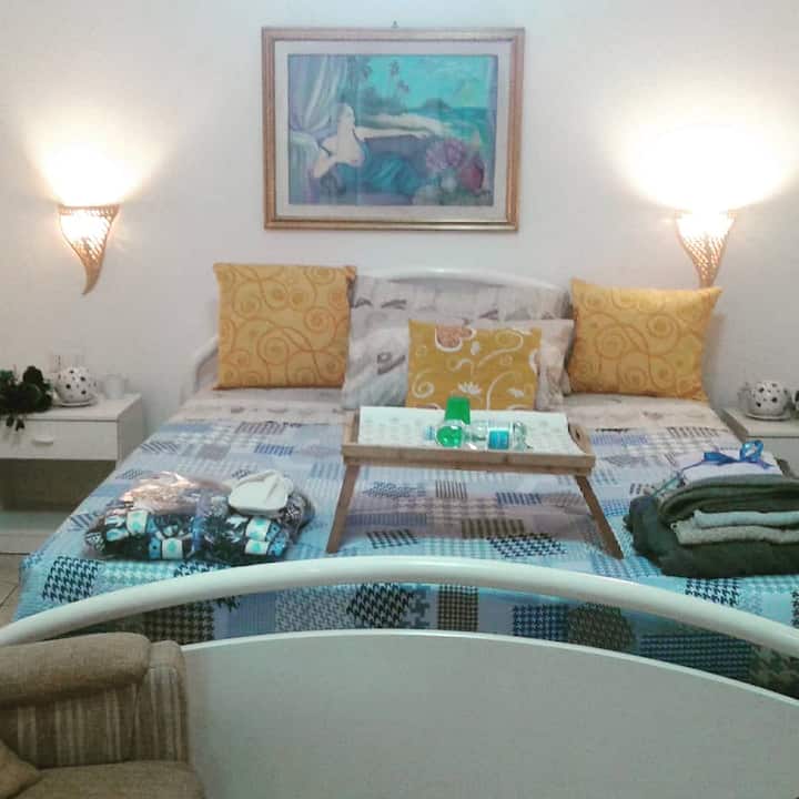 Chumba kikubwa cha kulala mara mbili na taulo za sofa za kuogea 