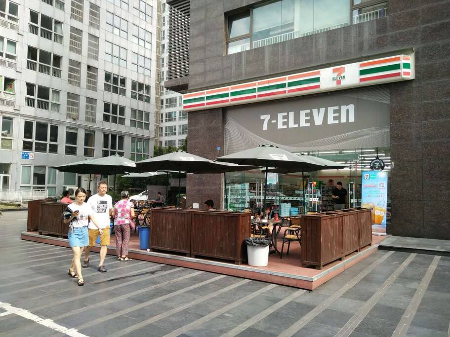 星巴克紧靠那家就是7+11,本小筑不提供毛巾类这种亲密接触的物品,路过时可以购买,从地铁站D口走到小筑,至少会路过2家7+11,一次性牙膏牙刷浴帽香皂洗发水护发素,沐浴露,24小时热水,wifi等等都提供