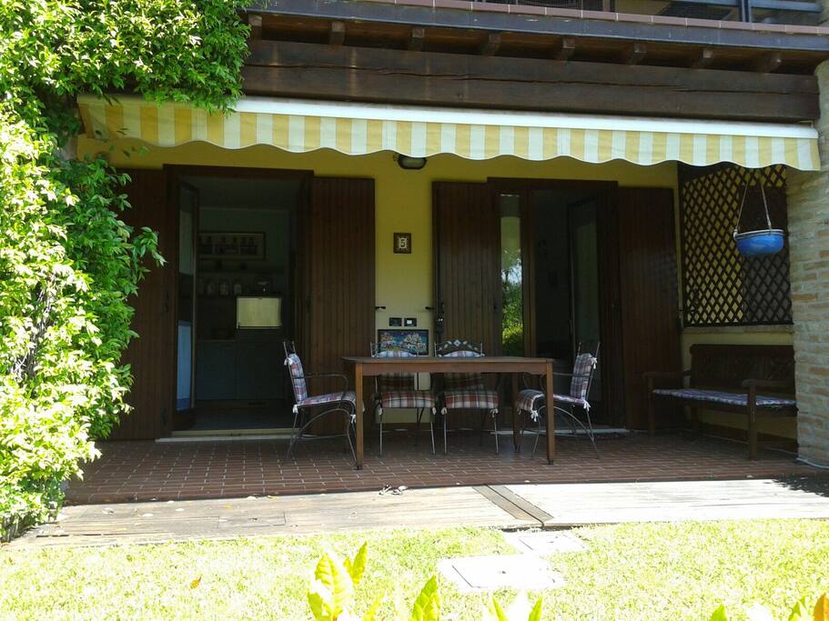 Porticato anteriore della casa
