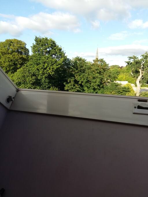La chambre donne côté parc. C'est calme