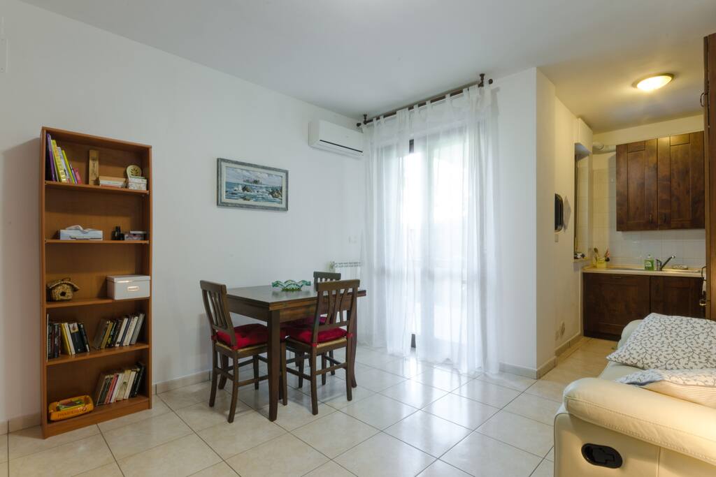 Soggiorno con Angolo Cottura / Dining Room with Kitchen