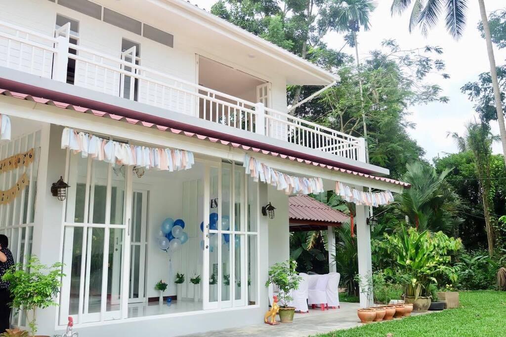 You will experience the garden home but not far from downtown. You can go out for a walk in Chumporn Market. You can also learn the farmers lifestyle
คุณจะได้สัมผัสกับบรรยากาศบ้านสวน แต่ไม่ไกลจากตัวเมือง ที่ยังสามารถออกไปเดินเล่น หรือซื้อของกินในตลาดชุมพร และยังสามารถเรียนรู้วิถีเกษตรกรได้อีกด้วย