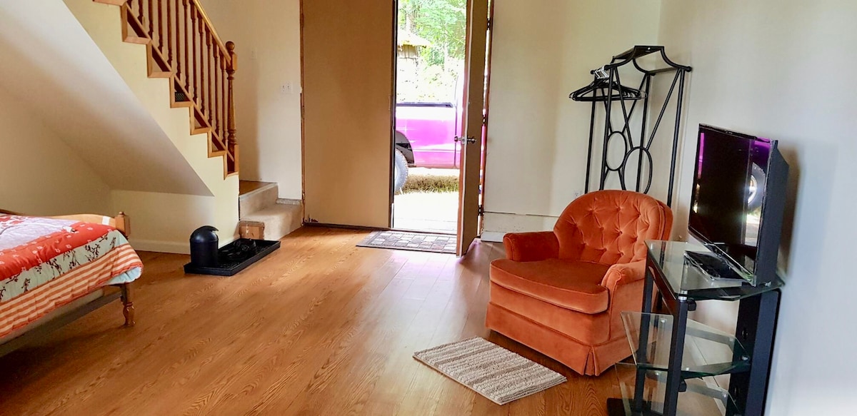 Ვაგონის ტიპის ხის სახლის შესასვლელი. Აქ არის დიდი საკიდი ყველა ტანსაცმლისთვის, ქურთუკებისა და ფეხსაცმლისთვის; ვინტაჟური კომფორტული სკამი და ტყუპი საწოლი. 3/4 ‑ იანი სააბაზანო ამ შესასვლელ სართულზეა. 