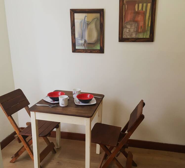 Acogedor aparta-estudio, ubicado en excelente zona residencial cercano a Trasmilenio y centros comerciales como Bulevar Niza, San Rafael y Parque la Colina.
Acceso independiente, salida a zonas verdes, rodeado de naturaleza con cederos y parques.
El apartaestudio cuenta con área de cocina comedor, habitación y baño independiente.; tiene menaje básico (vajilla, licuadora, cafetera, ollas, cubiertos) nevera, estufa a gas, ducha con agua caliente, servicio de WIFI y TV por cable.
Adicionalmente, se presta el servicio de vigilancia y parqueadero.