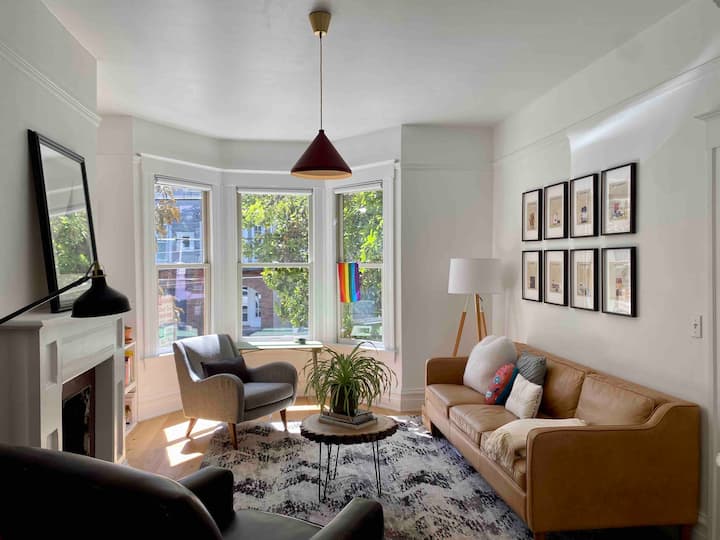 المساحة كبيرة لإضافة مرتبة أخرى بحجم كوين (تقع في الخزانة الصغيرة مع جميع الفراش والوسائد) 