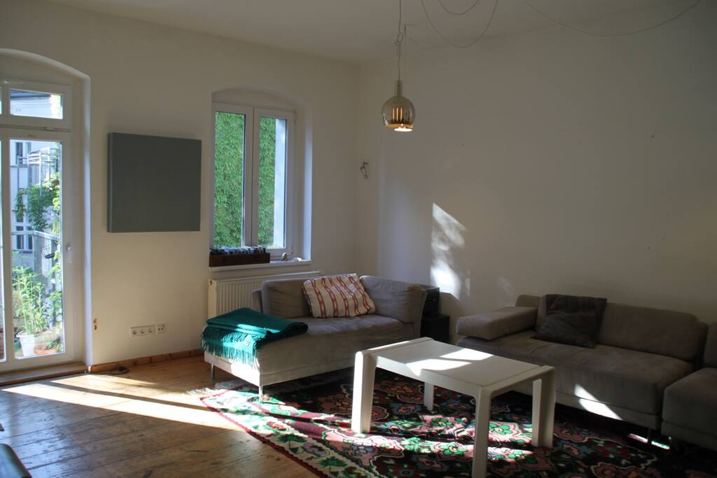 Gemütliches Wohnzimmer mit Balkon, comfortable living room with balcony