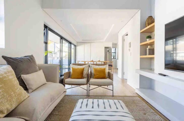 Beautiful Space with views of Lions Head D3