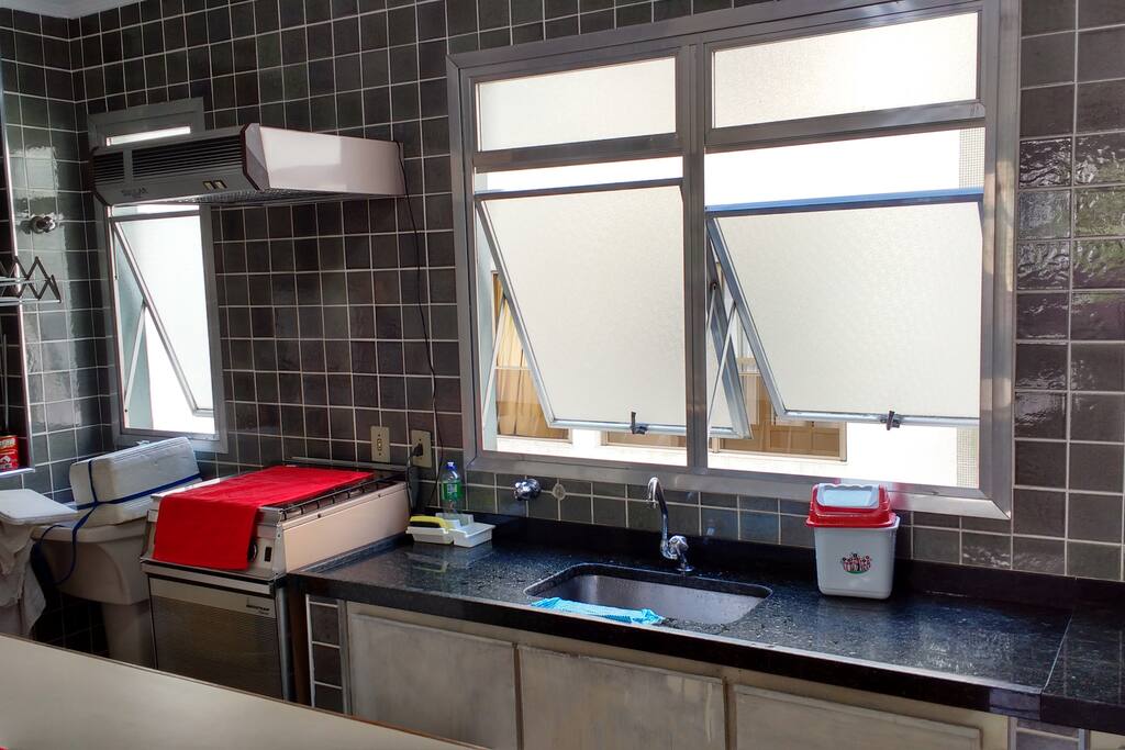 Cozinha completa, com geladeira, forno, fogão, microondas, forno eleletrico e cafeteira