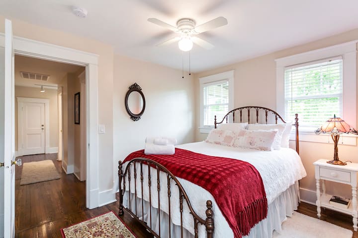 The Patsy Cline room is named for one of the queens of country music and features a brass, queen-size bed and rose-colored tiffany lamp.