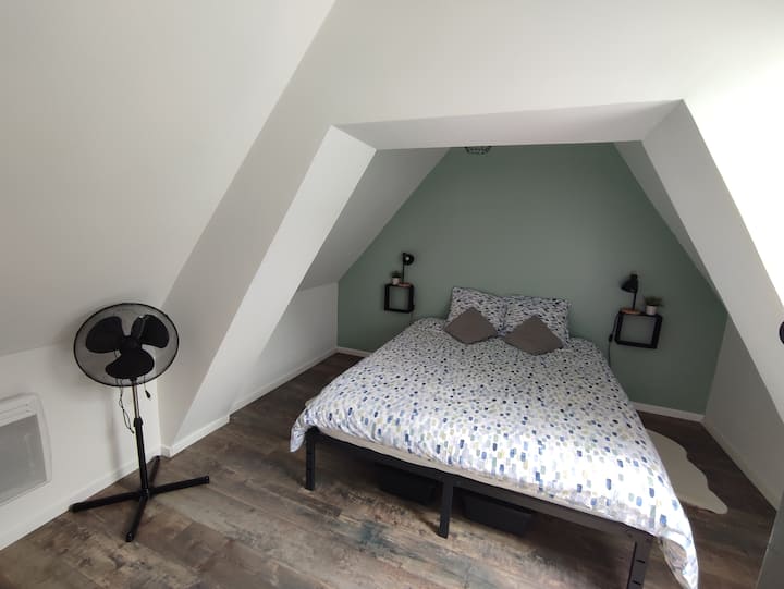 Habitación segunda planta con ventilador móvil. 