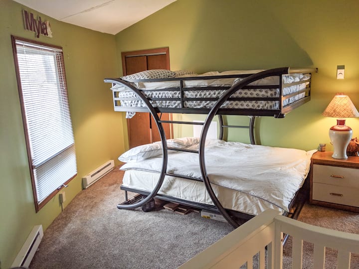 Полн кревет на спрат и детско креветче во спалната соба бр. 2