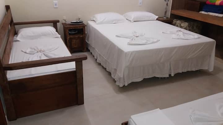 ห้องสวีทอิสระขนาดใหญ่พร้อมเตียงควีนไซส์เตียงเลื่อนทีวีมินิบาร์และอากาศเย็น