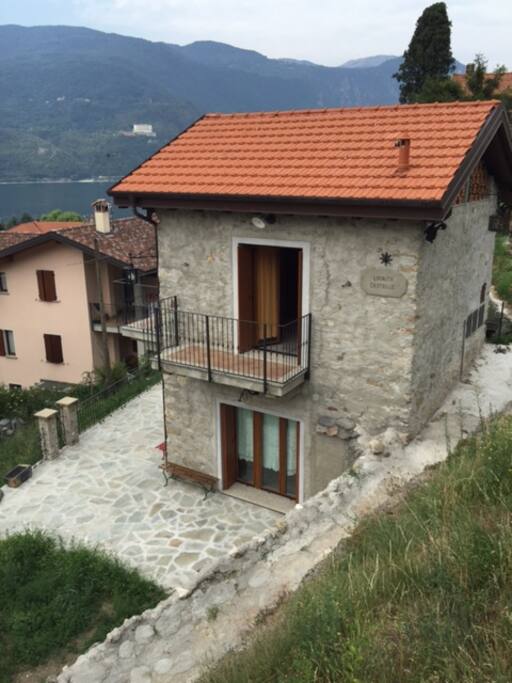 casa ai piedi del bosco con vista lago