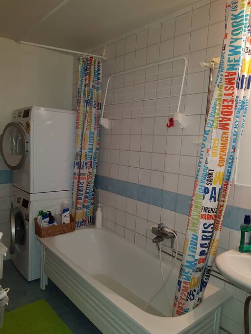 Badrummet med tvättmaskin och torktumlare