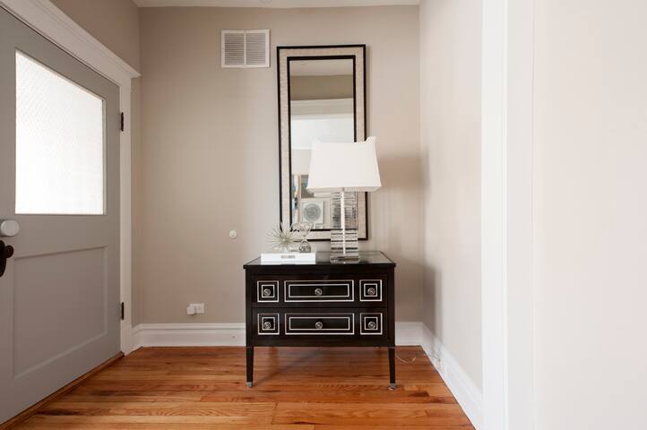 Comfy/Elegant Home by Wrigley, Garage Spot & Yard gallery image 5