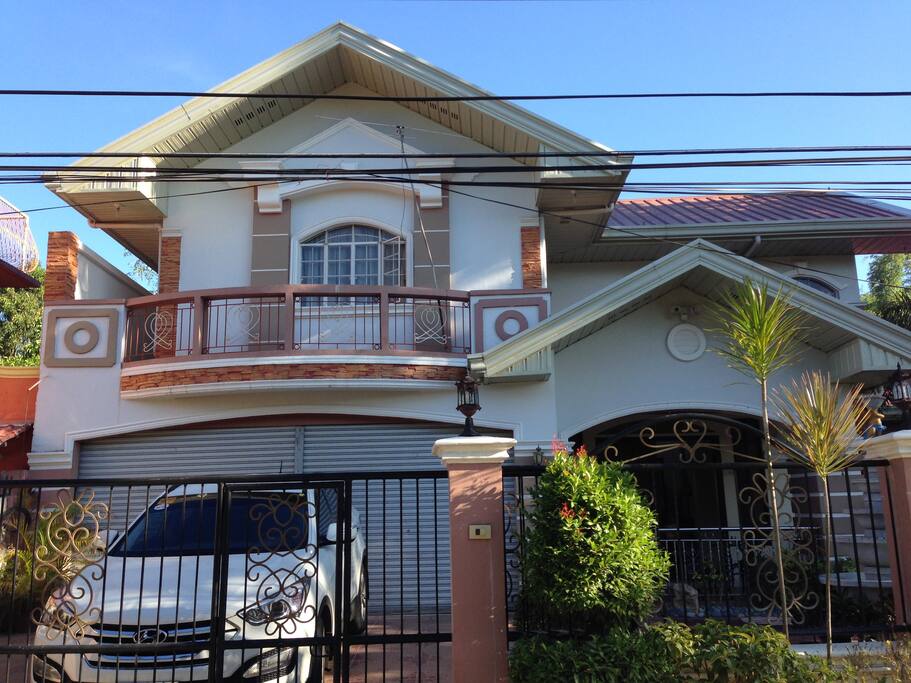 Front of house & left side driveway parking