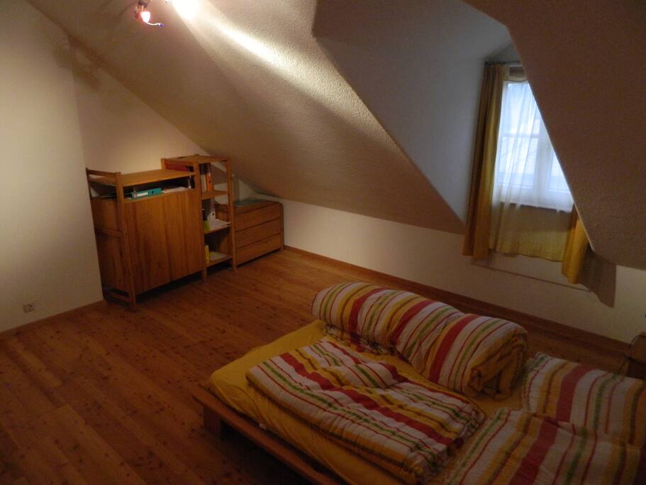 Schlafzimmer mit Bett 140x200cm