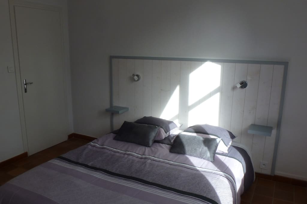 lit de 160 cm, tête de lit avec spots et interrupteurs