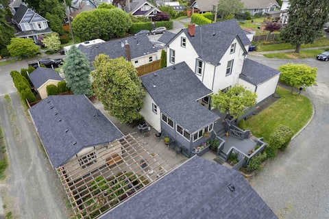 Spacious Retreat w/guest house, game room,bbq, AC!