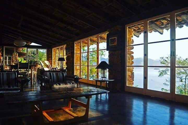 Sala de estar con hamacas, mecedora, libros de arte, zona de estar con CD raros

Y esta vista impresionante