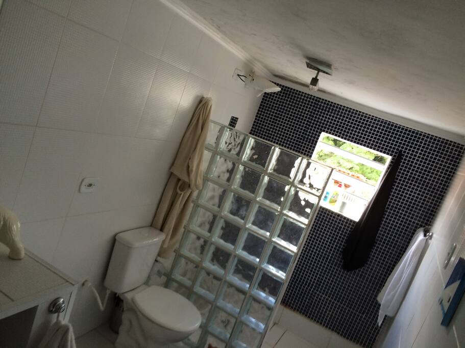 Este banheiro é dentro do quarto o que aumenta a privacidade