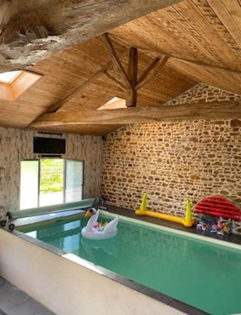grange aménagée avec piscine intérieure