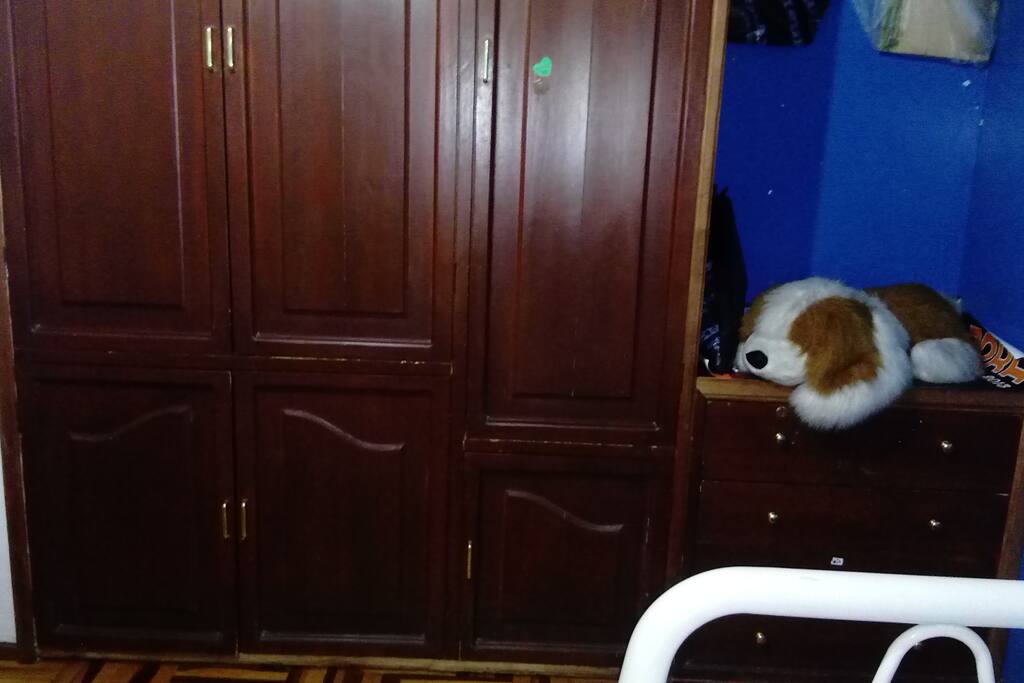 Armario amplio y escritorio