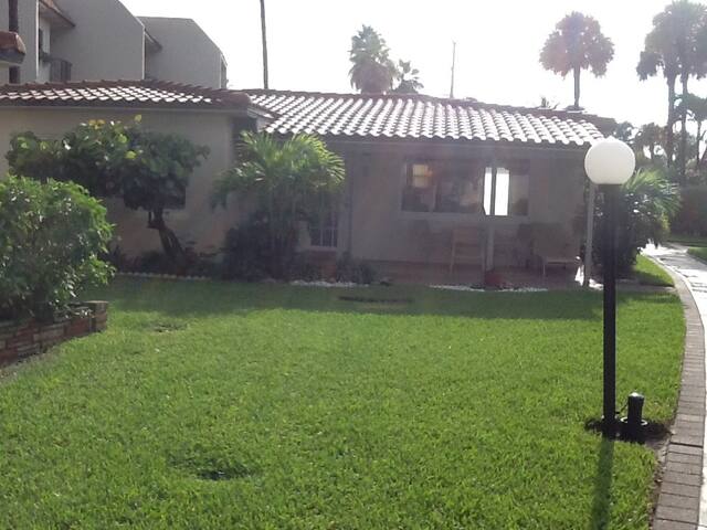 Sunny Ocean Front Villa (N) gallery image 2