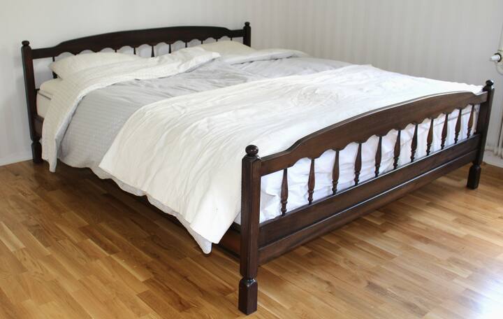Kingsize-Bett im Schlafzimmer