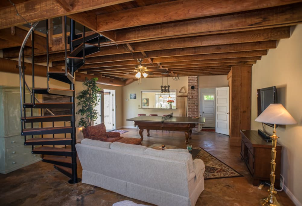 Rustic and fun garden studio with loft