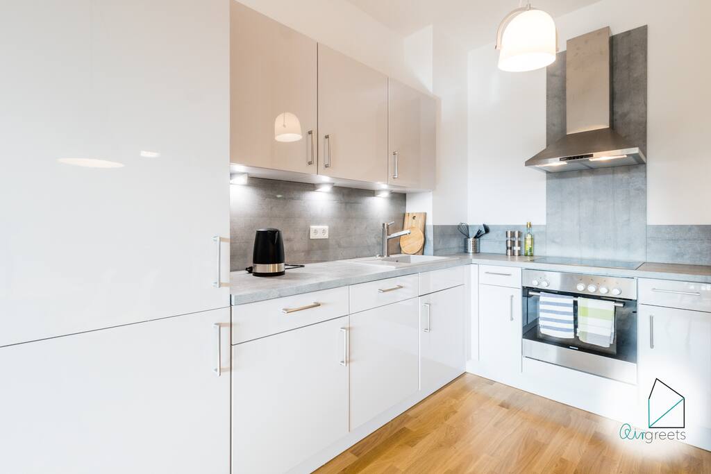 The high-quality kitchen is fully-equipped and invites you to cook delicious meals.