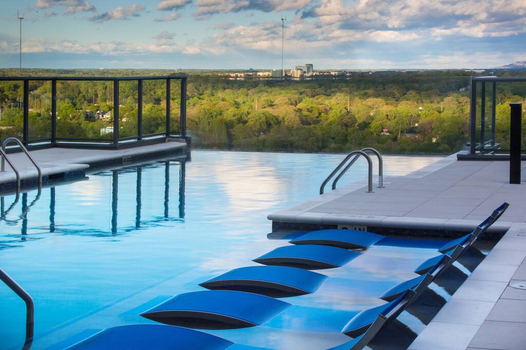 Our Rooftop Infinity Pool (Amazing view!)
